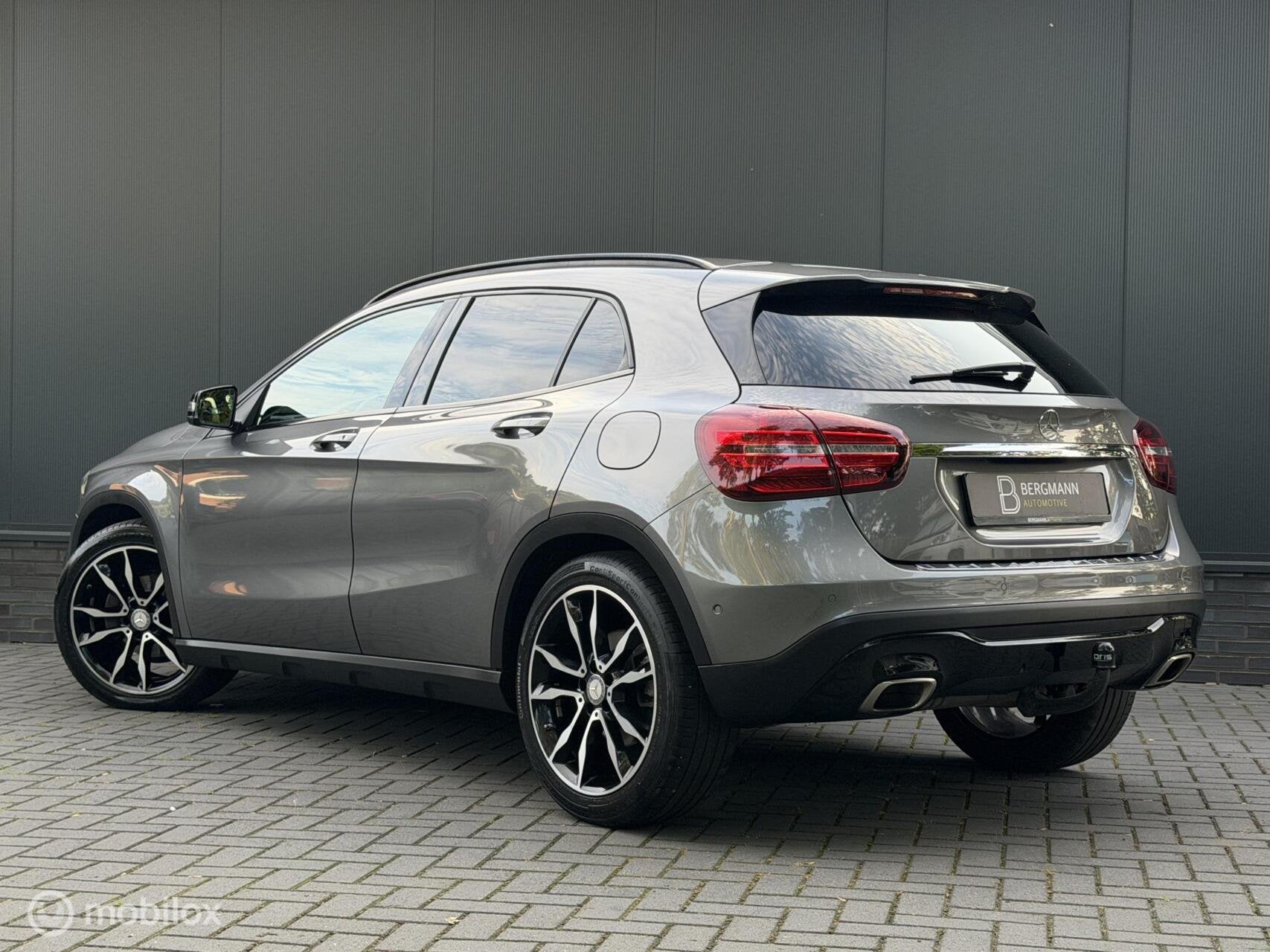 Mercedes GLA-klasse 180 Urban|Night|19”|Camera|Trekh|CarPl, Auto's, Gebruikt, 4 cilinders, Leder en Stof, 122 pk