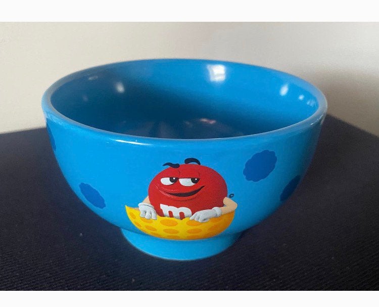 Blauwe schaal met stippen en rode M&M’s uit geel ei., Verzamelen, Ophalen of Verzenden, Zo goed als nieuw, Gebruiksvoorwerp