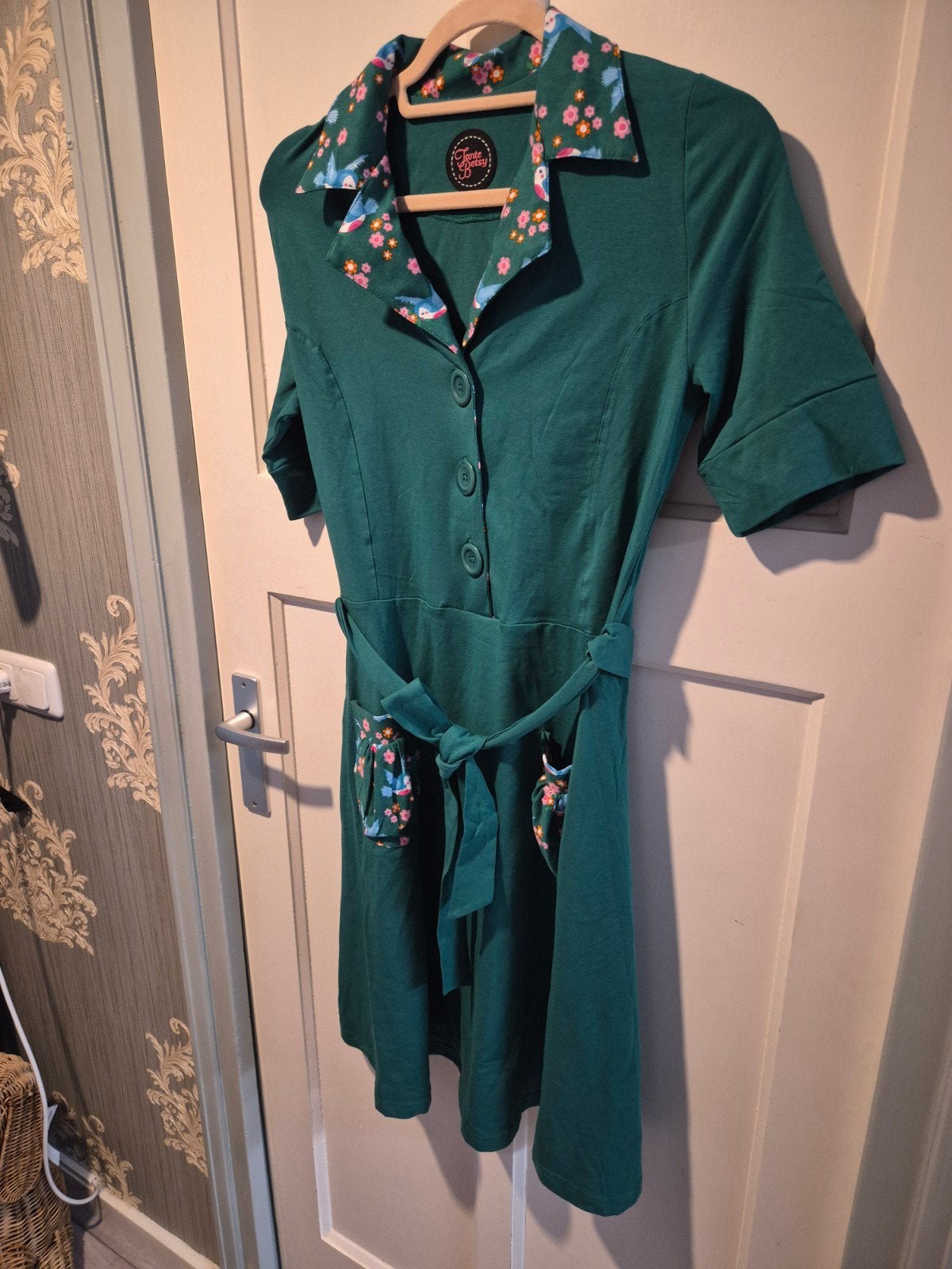 Tante Betsy jurk groen met bloemen en vogels maat S, Kleding | Dames, Tante Betsy, Ophalen of Verzenden, Zo goed als nieuw, Knielengte