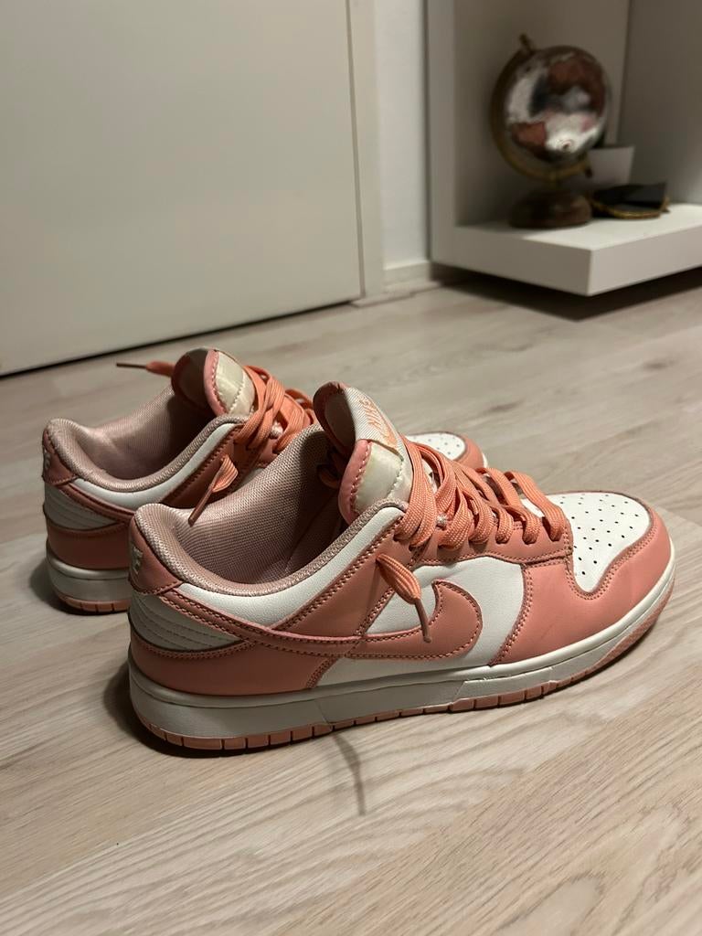 Nike Dunk Low Archeo Pink / Pale Coral – maat 40, Nieuw, Ophalen of Verzenden, Sneakers of Gympen, Roze