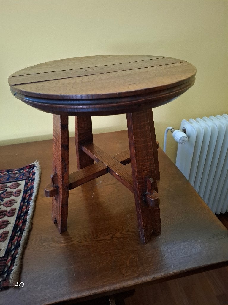 Rond antiek eikenhouten krukje, Ophalen