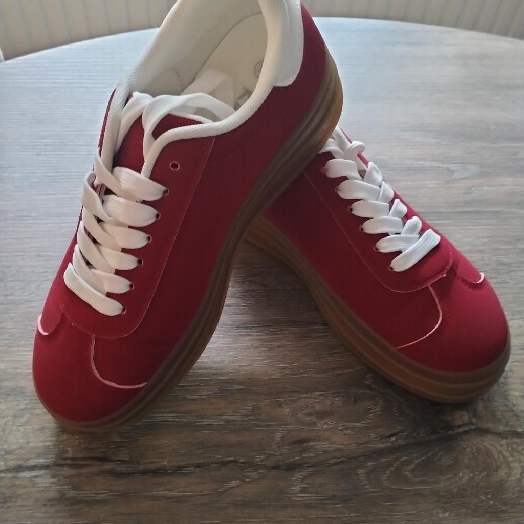 Rode dames sneaker met witte details  mt 38 nieuw, Kleding | Dames, Schoenen, Nieuw, Ophalen of Verzenden, Sneakers of Gympen