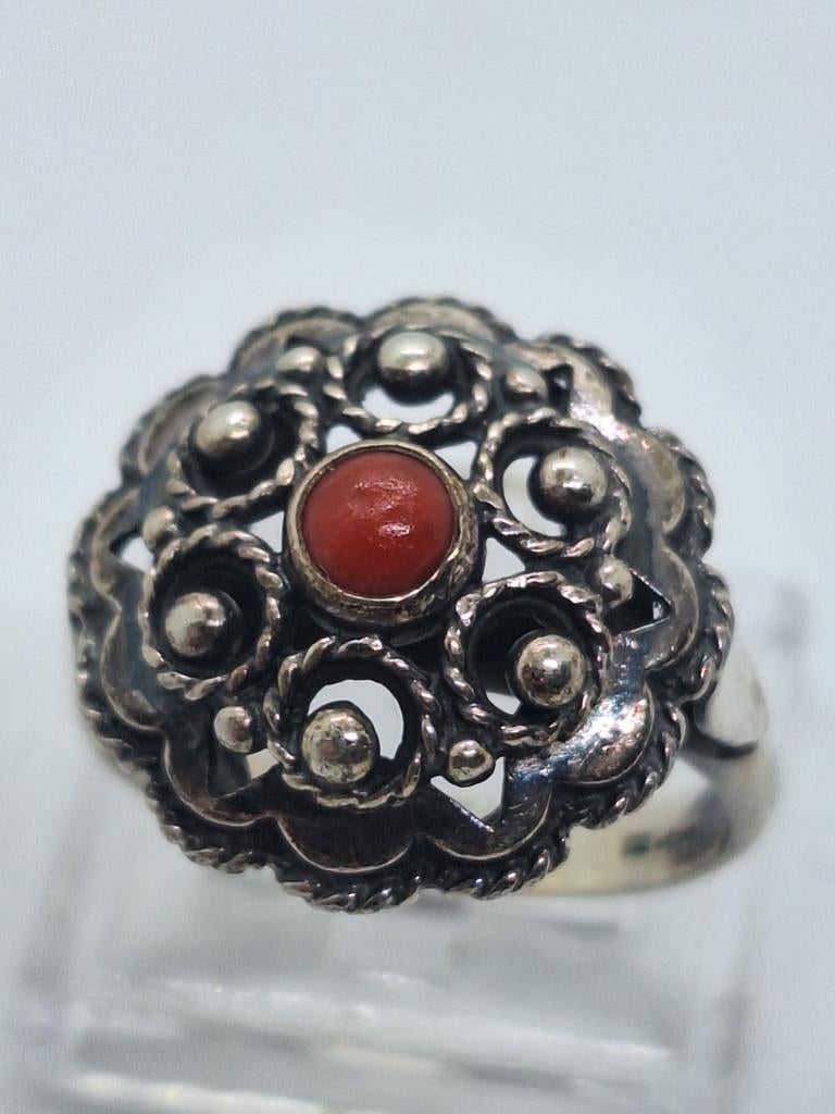 Zilveren ring met bloedkoraal, ringmaat 17.5, gemerkt, Gebruikt, Ophalen of Verzenden, 17 tot 18, Met edelsteen