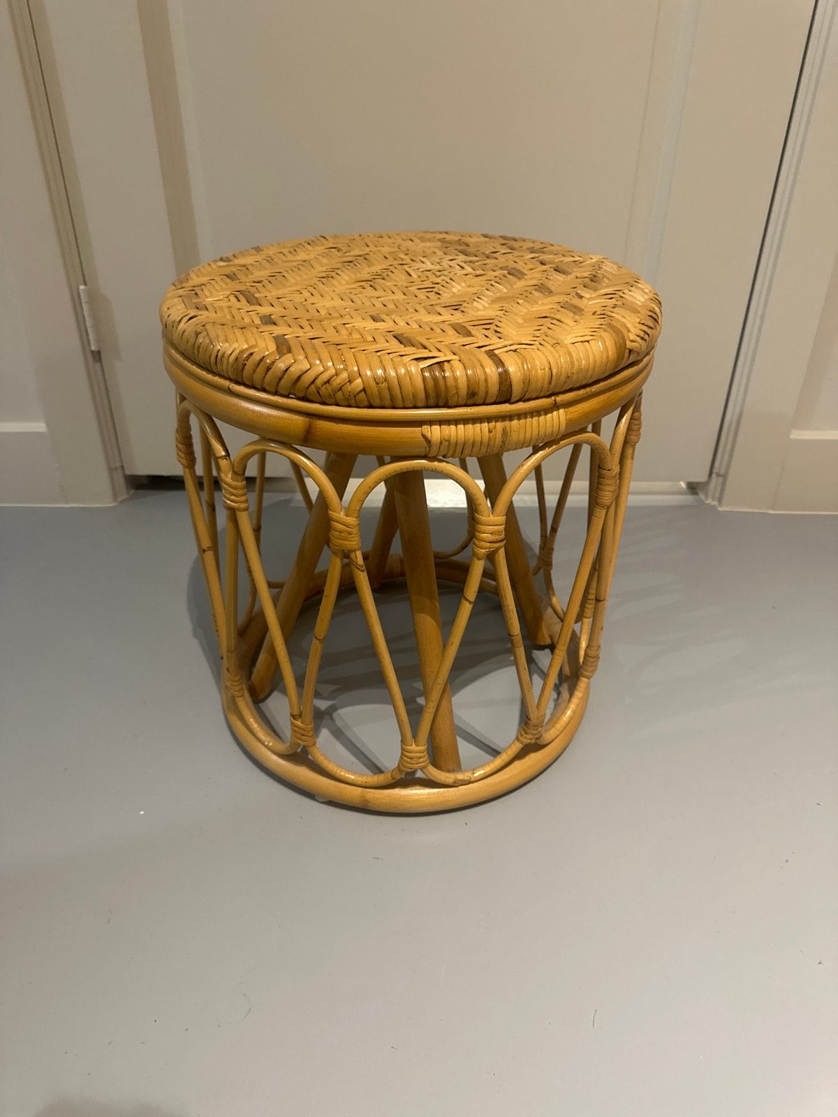 Rotan krukje / bijzettafel, Huis en Inrichting, Ophalen, Zo goed als nieuw, Overige materialen