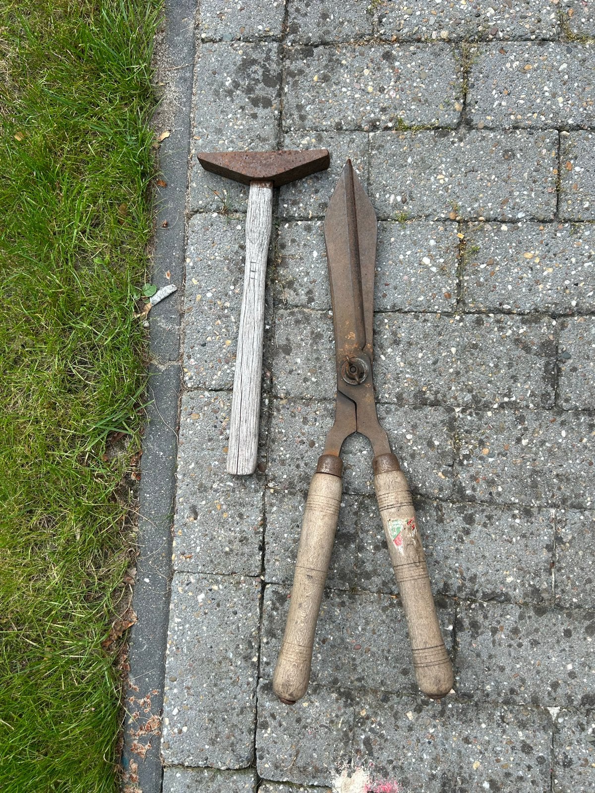 Oude heggenschaar en pikhouweel, Tuin en Terras, Hand-tuingereedschap, Ophalen of Verzenden, Gebruikt, Overige soorten