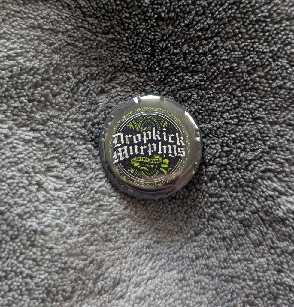Dropkick Murphys – 25 mm button – Zwart/Groen, Verzamelen, Ophalen of Verzenden