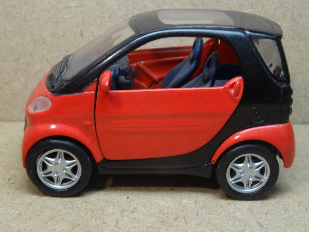 MAISTO 1/33, SMART CITY COUPÉ, Rood-Zwart, Zie Foto`s, Hobby en Vrije tijd, Ophalen of Verzenden, Zo goed als nieuw, Auto