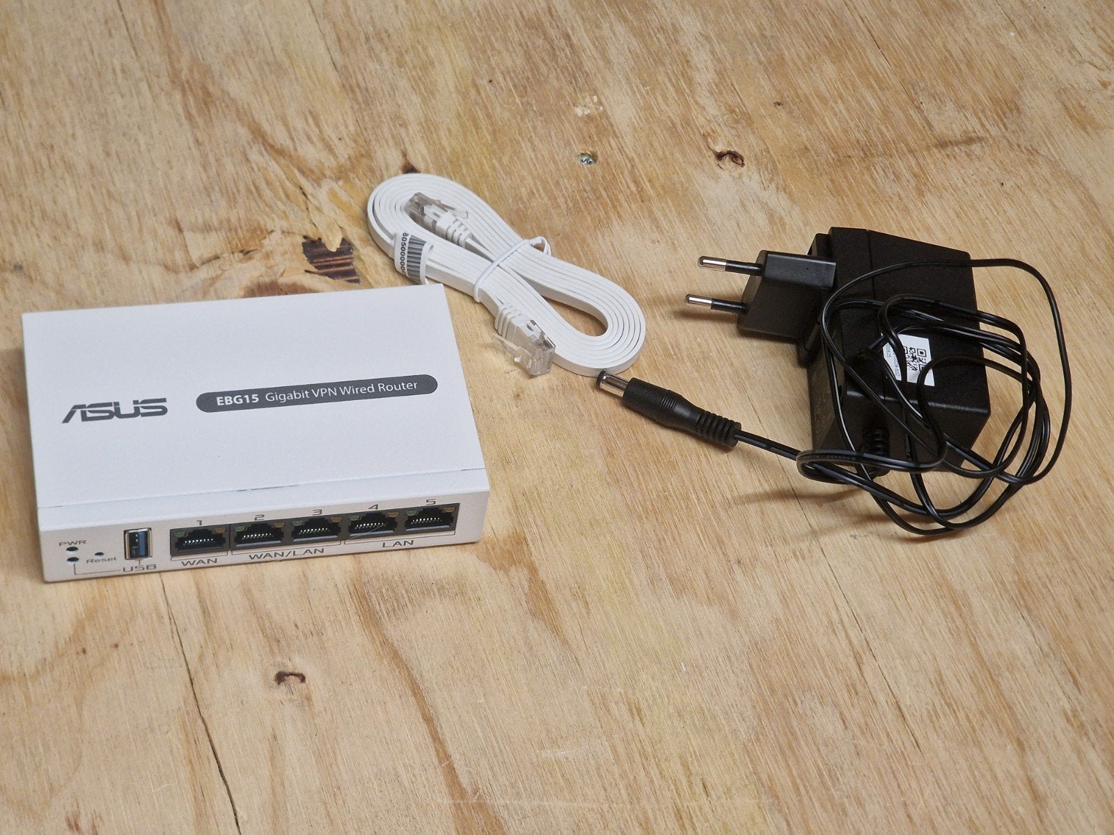 ASUS EBG15 Gigabit VPN Wired Router - Nieuwstaat, Computers en Software, Routers en Modems, Ophalen of Verzenden, Zo goed als nieuw