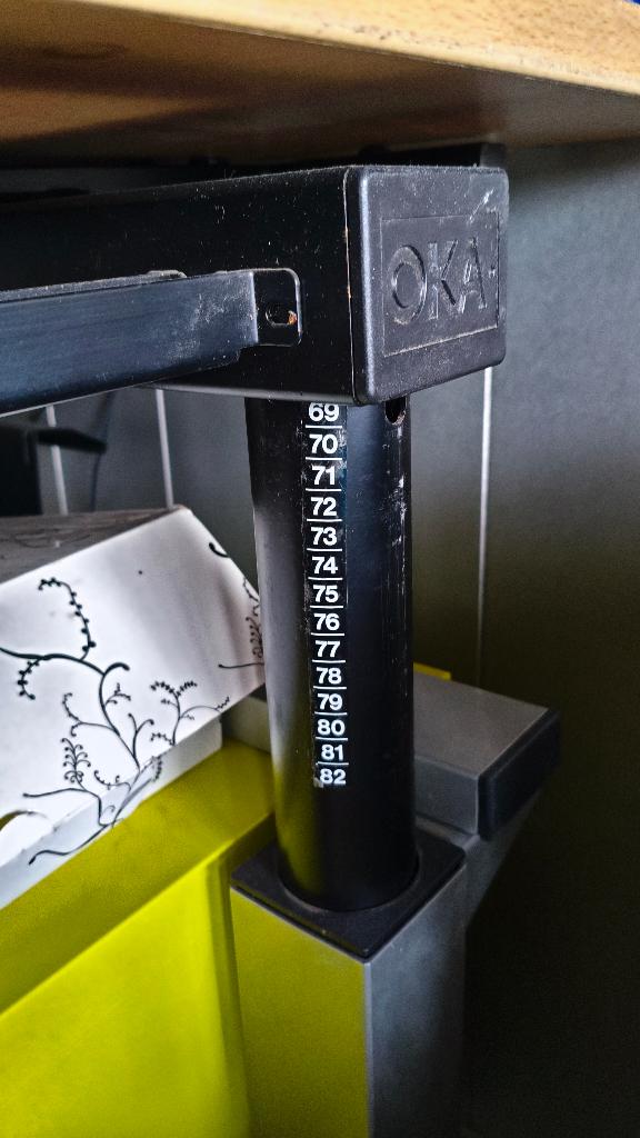 Gratis af te halen verstelbare bureau, Ophalen, 90 cm, Gebruikt, Hout