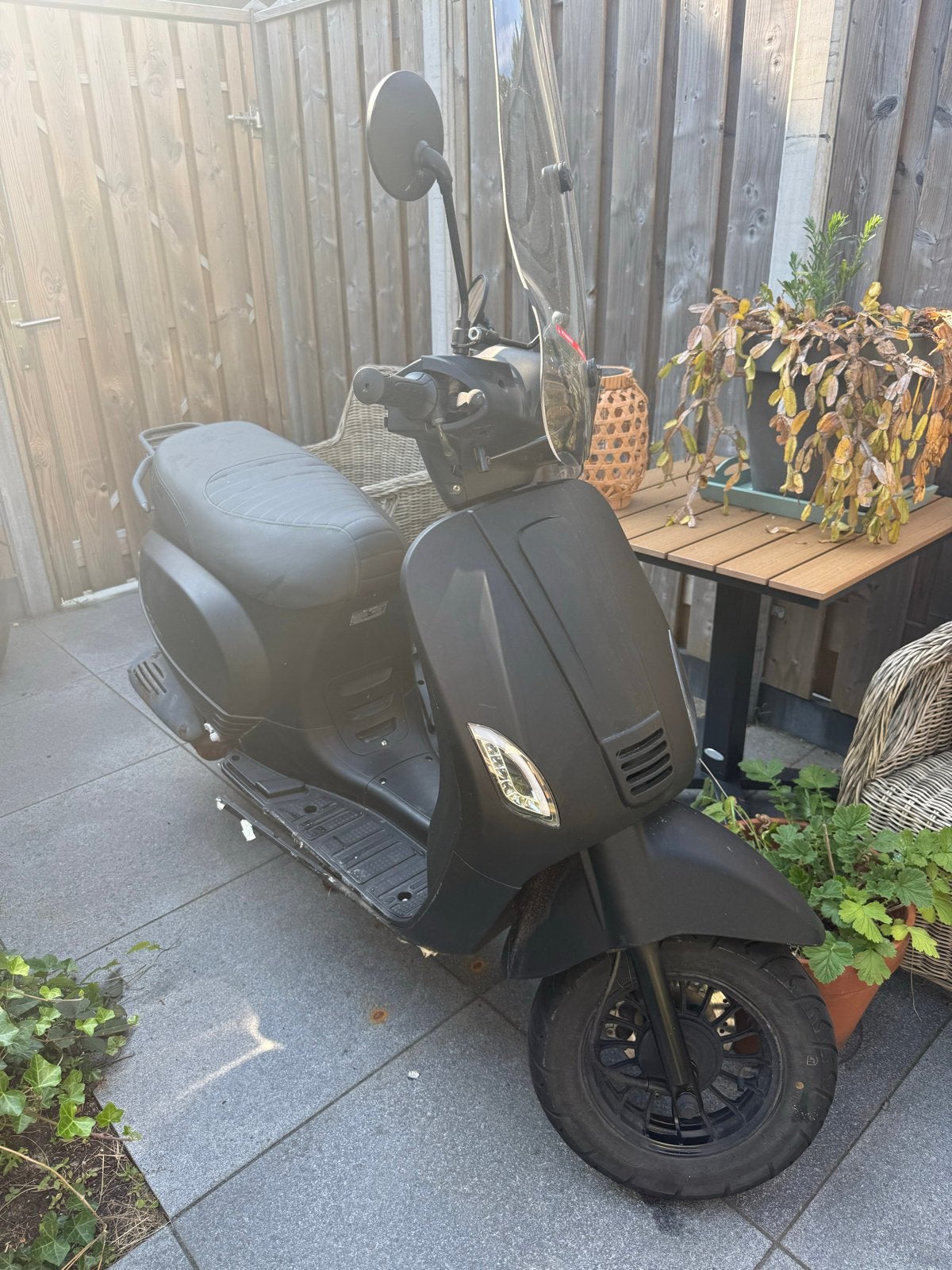 Senzo Rivalux Scooter 2023 - Mat Zwart, Gebruikt, Fietsen en Brommers, Snorfietsen en Snorscooters, Gebruikt, Benzine, Ophalen