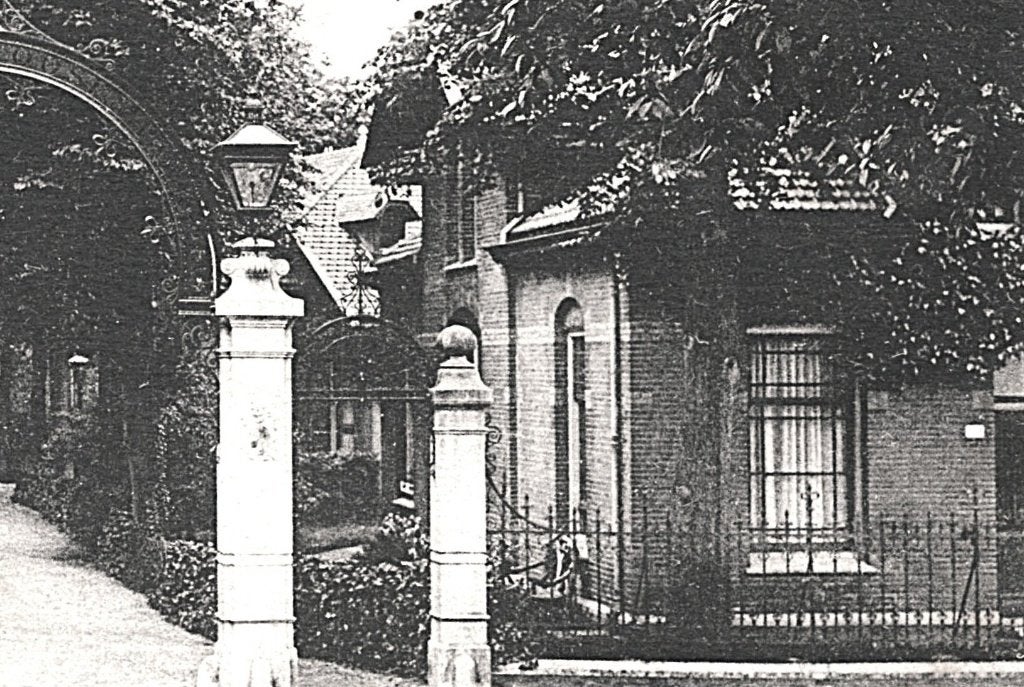 948627	Enkhuizen	Ingang Snouck van Loosen Park	1929, Ophalen of Verzenden, 1920 tot 1940, Gelopen, Noord-Holland