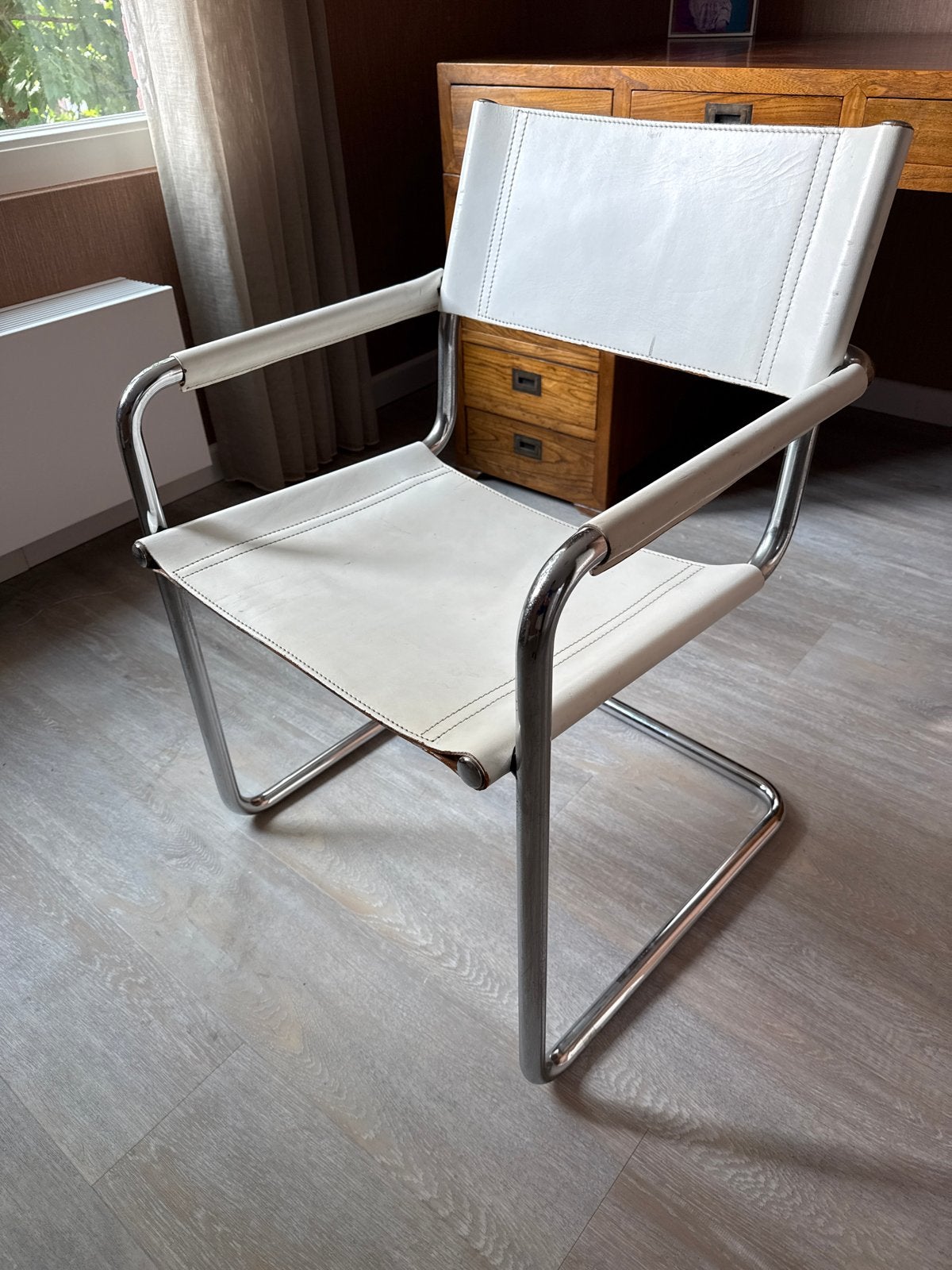 Design stoel met chromen frame en wit lederen bekleding, Ophalen