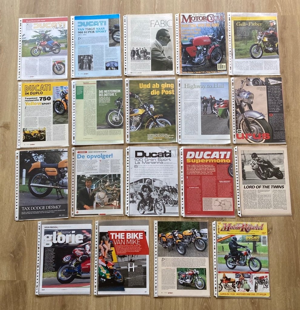Map met documentatie over Ducati  Motoren / motorfietsen, Verzenden, Overige merken