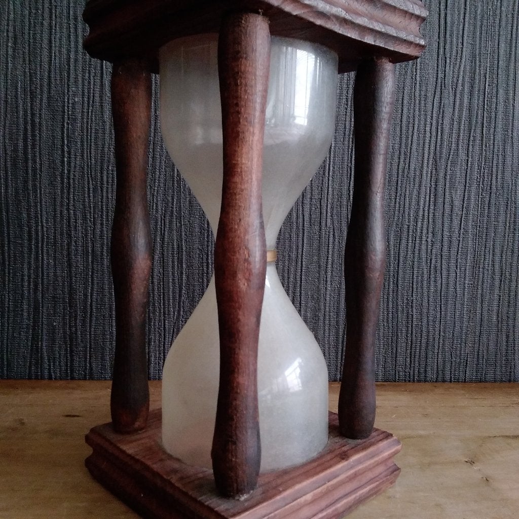 Oude zandloper spaarpot, Verzamelen, Spaarpotten, Verzenden, Gebruikt, Hout, Overige thema's