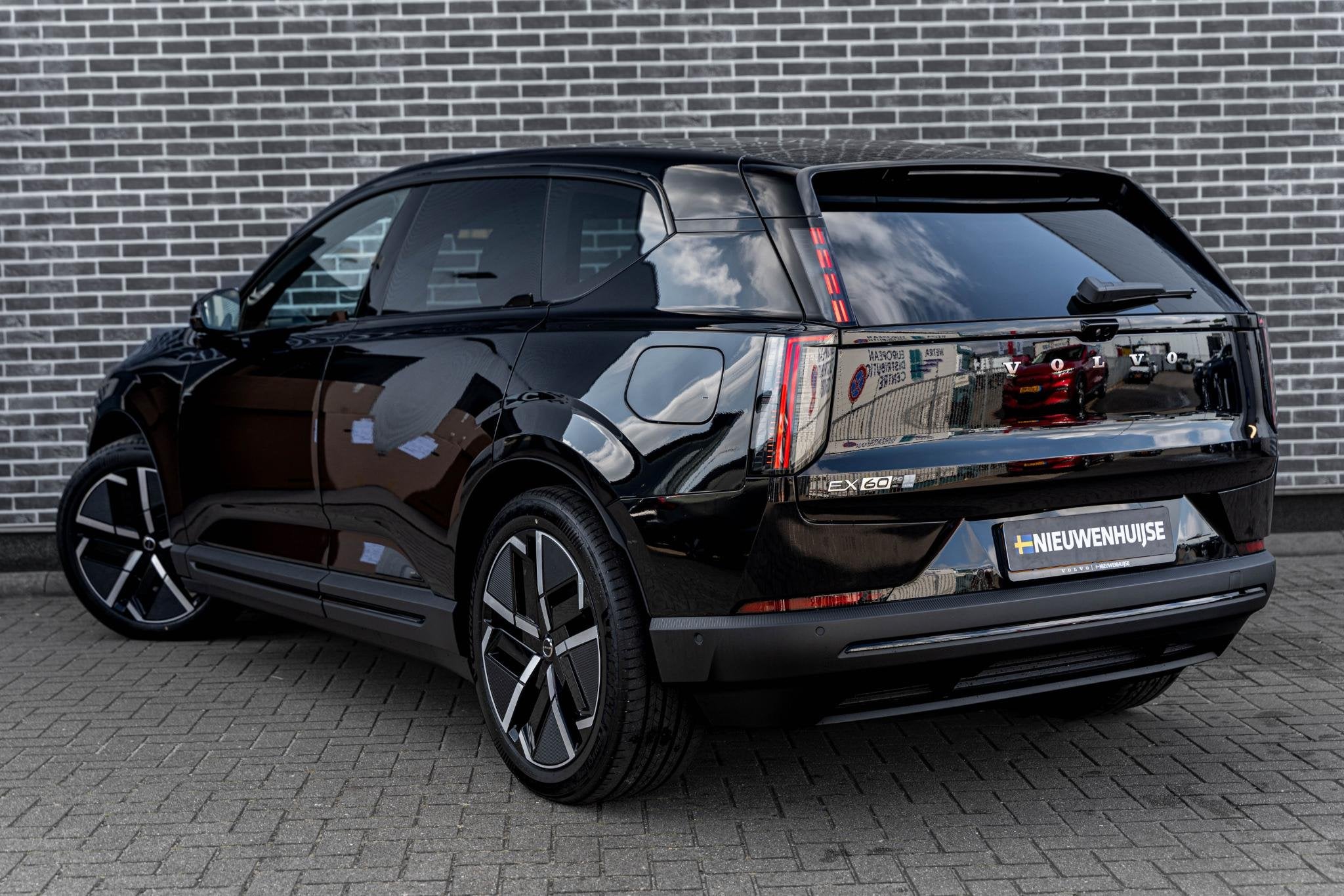 Volvo EX60 P10 AWD Ultra 95 kWh | 2.400 KG Trekgewicht | Goo, Auto's, Volvo, Overige modellen, Zwart, 270 min, SUV of Terreinwagen