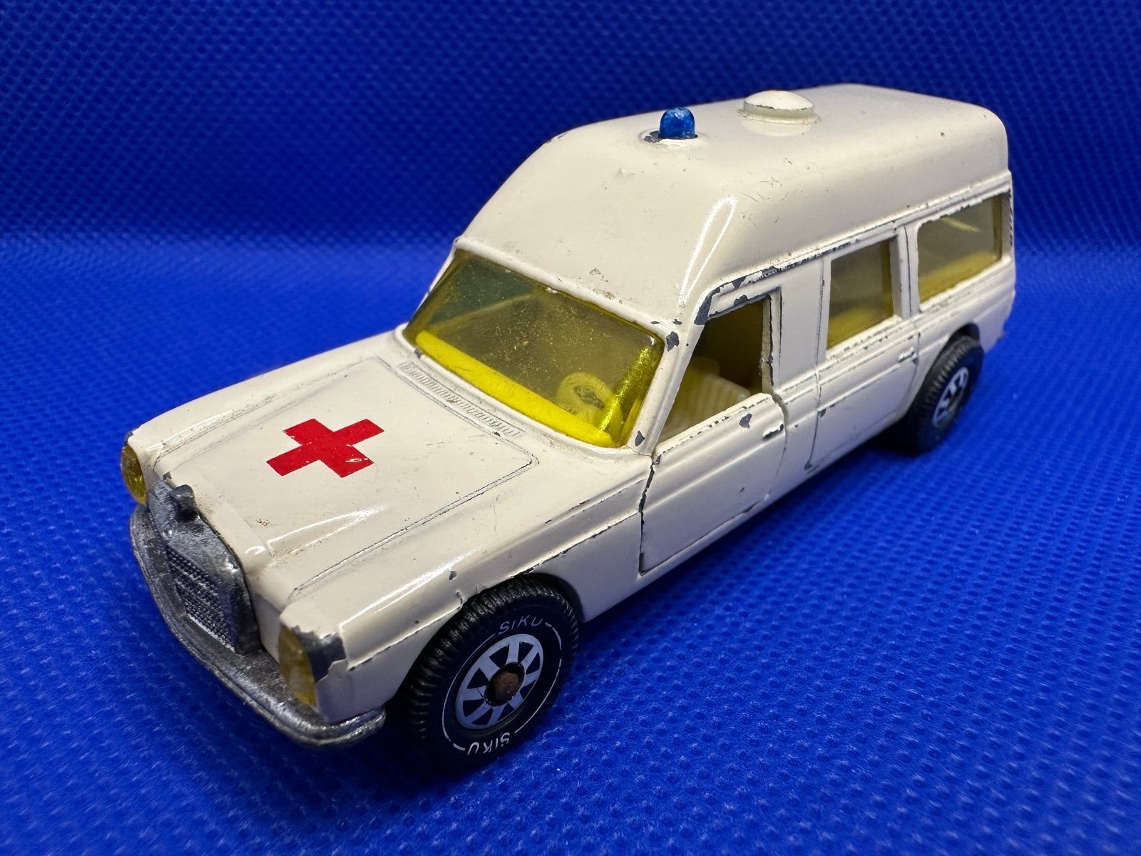 Siku V306 Binz 1200 L Mercedes Ambulance V-serie, Hobby en Vrije tijd, Modelauto's | Overige schalen, Ophalen of Verzenden, Gebruikt