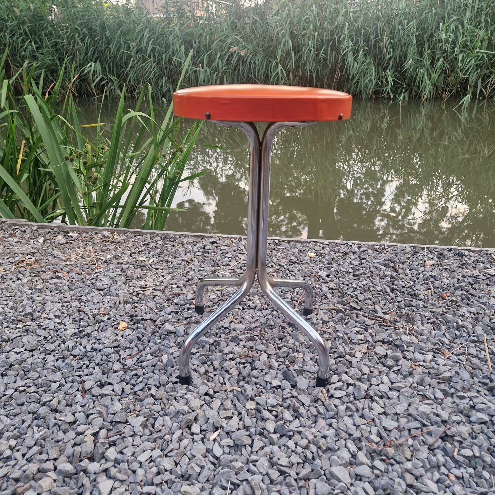 Vintage Kruk - Oranje Zitting jaren 70, Huis en Inrichting, Krukjes, Ophalen of Verzenden, In hoogte verstelbaar, Gebruikt, Overige materialen
