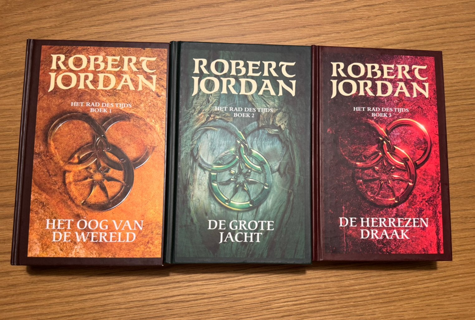 Robert Jordan – Het Rad des Tijds Hardcover Trilogie, Boeken, Verzenden, Zo goed als nieuw