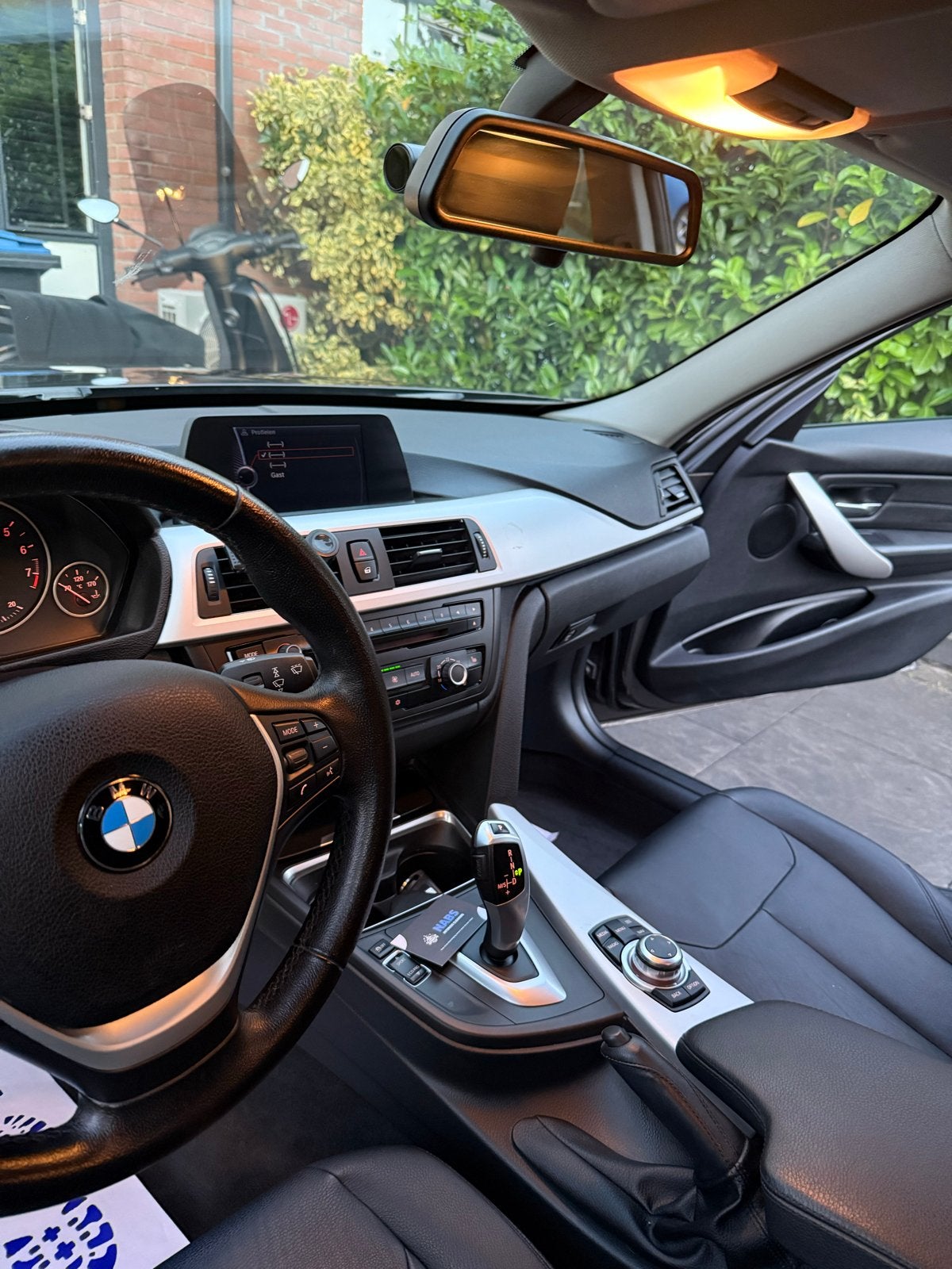 BMW 3-Serie 2.0IX 320 135KW Aut8 (f30) 2012 Bruin, Auto's, BMW, Zwart, 4 cilinders, Bruin, 75 €/maand