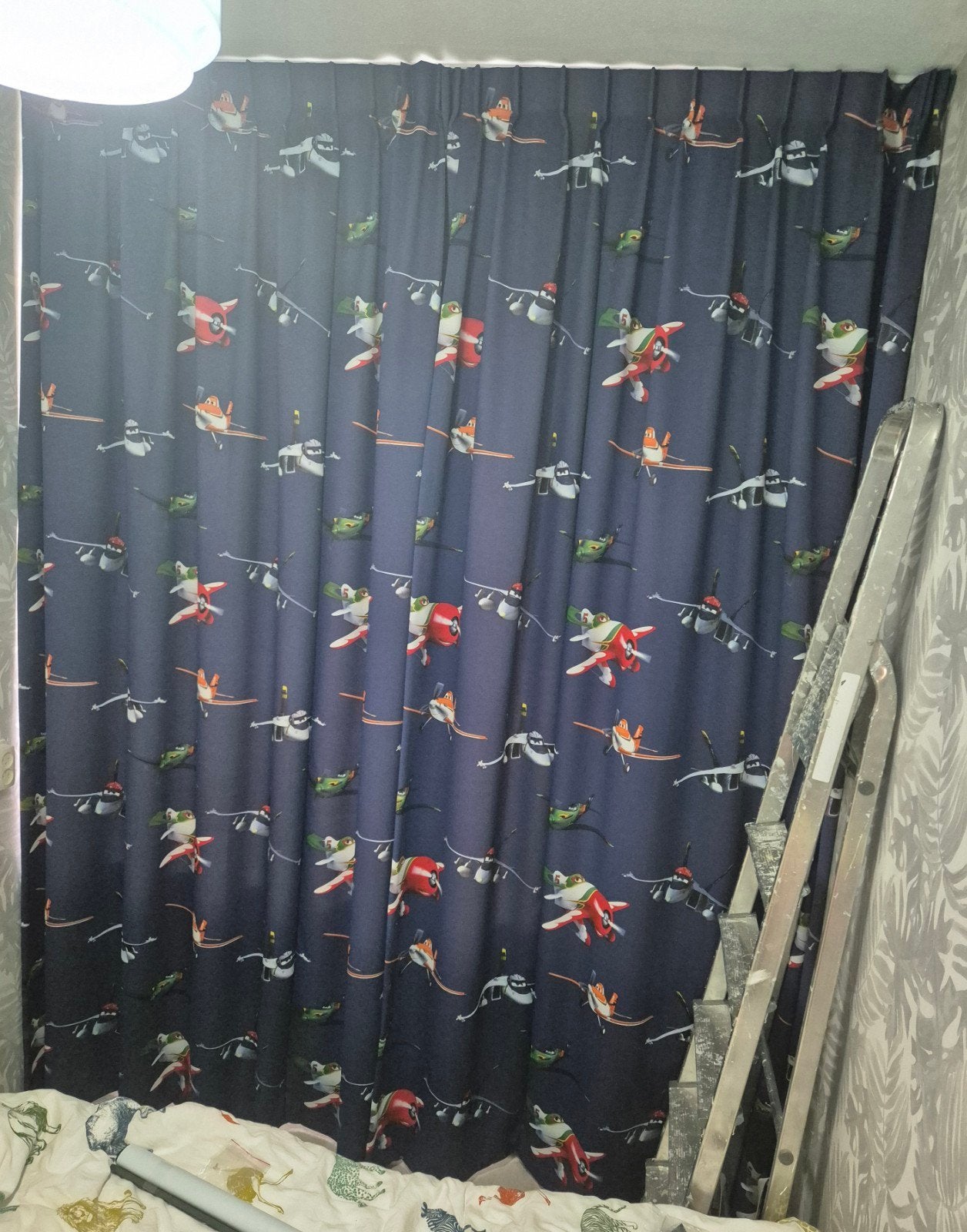 Donkerblauwe gordijnen met vliegtuigjes, Gebruikt, Blauw, Ophalen of Verzenden, Gordijn