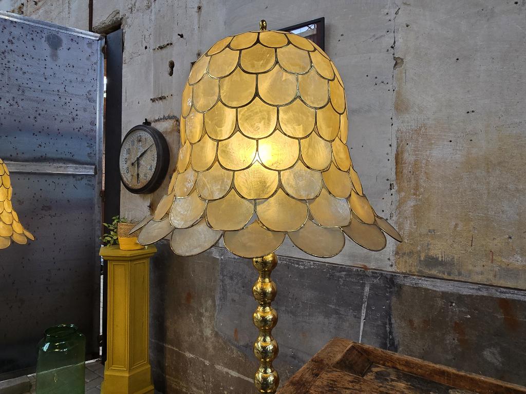 XL Jaren 70 Design Tafel Lamp Capiz Schelpen Parelmoer Goud, Gebruikt, Overige materialen, Ophalen of Verzenden, 75 cm of meer