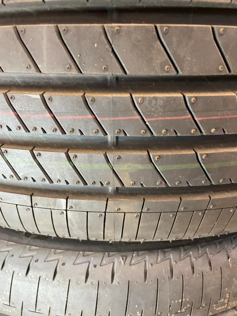 “215 45 18 Bridstone. Demo. Puntjes zitten er nog op”, Ophalen, 18 inch, Band(en), Personenwagen