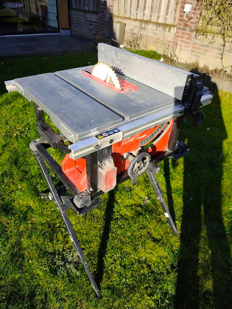 Milwaukee M18 accu tafelzaag met onderstel, Doe-het-zelf en Verbouw, Gereedschap | Zaagmachines, Gebruikt, Cirkelzaag, Ophalen of Verzenden
