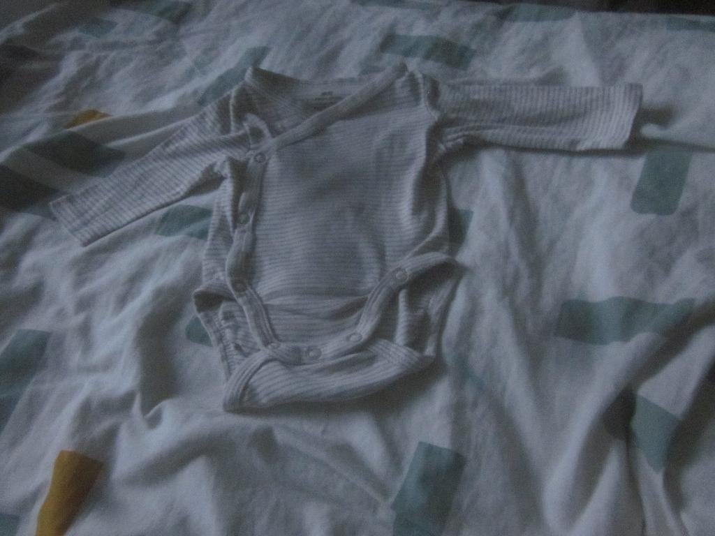Nieuw wit/ecru overslag rompertje met lange mouwtjes H&M 50, Kinderen en Baby's, Babykleding | Maat 50, Nacht- of Onderkleding
