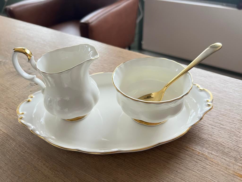 Royal Albert melkschenker en suiker set, Verzamelen, Porselein, Kristal en Bestek, Ophalen of Verzenden, Zo goed als nieuw, Metaal