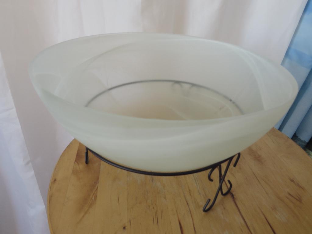 vintage melk glazen schaal ingegoten figuren + standaard, Gebruikt, Schaal, Rond, Ophalen of Verzenden