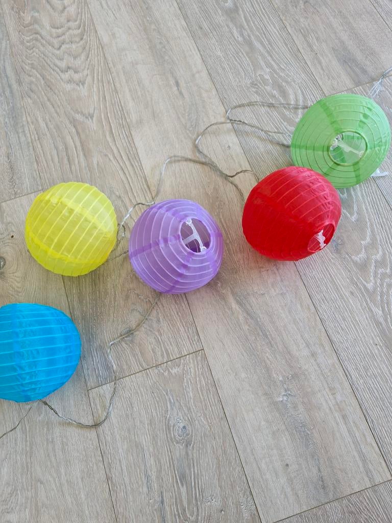 Lampionnen 10 stuks Doorsnee lampion 15 cm
-4,5 meter draad, Ophalen of Verzenden, Zo goed als nieuw