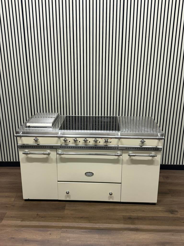 Luxe Fornuis Lacanche Creme met 4 zones + Friteuse 150 cm, Zo goed als nieuw, Energieklasse A of zuiniger, 85 tot 90 cm, Hete lucht