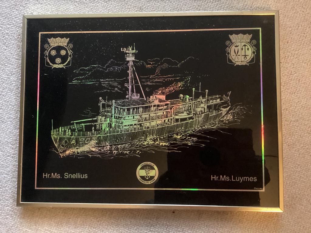 Marine Hr. Ms. Snellius .. Luymes // laserprint 40.5x30.5, Ophalen of Verzenden, Marine, Nederland, Embleem of Badge