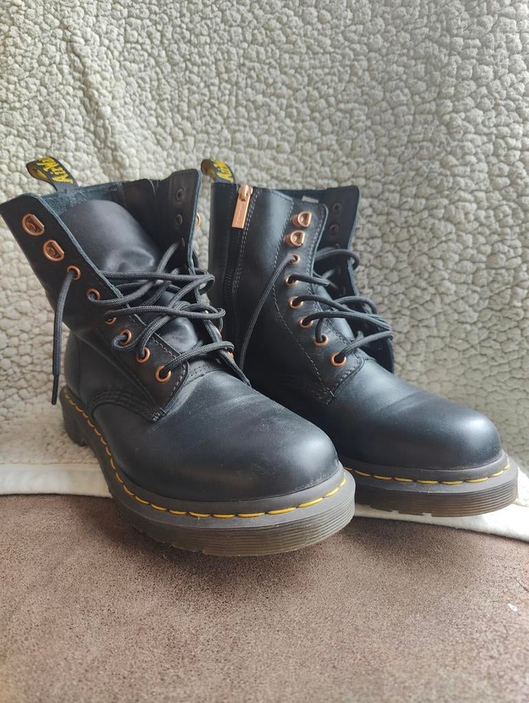 Dr. Martens Pascal 1460 - Maat 41 - Rosé Gouden Details, Zwart, Lage of Enkellaarzen, Ophalen of Verzenden, Dr. Martens