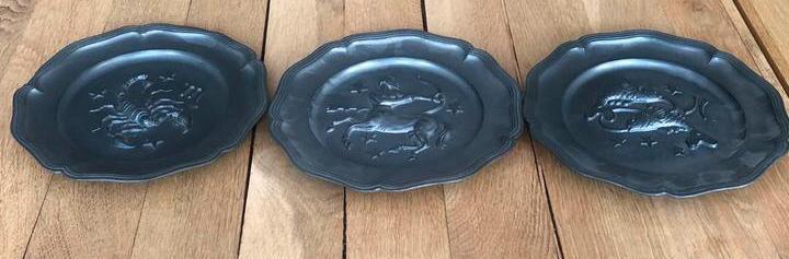 3 tinnen borden met sterrenbeelden diameter 23 cm, Antiek en Kunst, Antiek | Tin, Ophalen of Verzenden