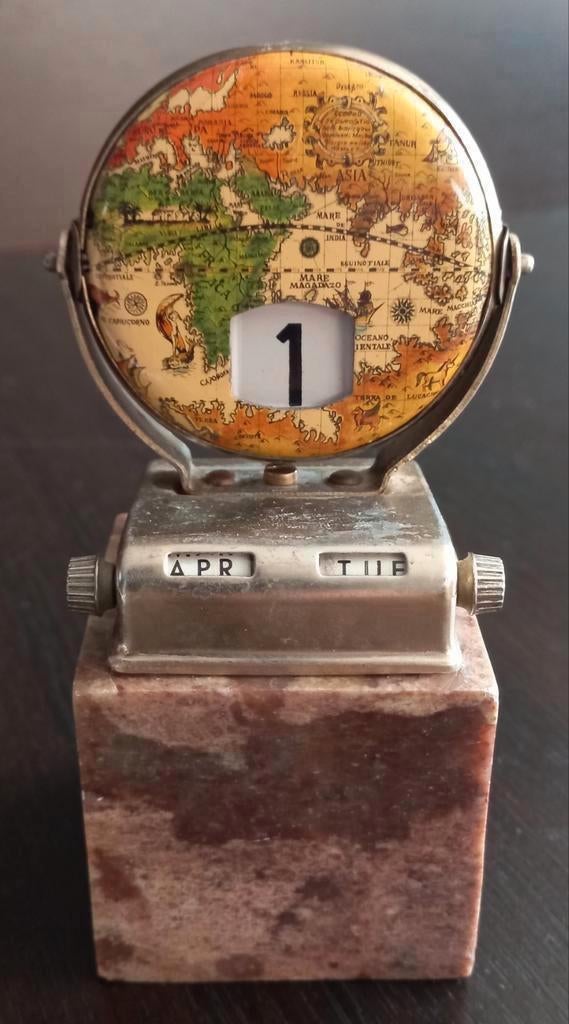 Antiek wereld KALENDER op mooie marmeren sokkel, Antiek en Kunst, Ophalen of Verzenden