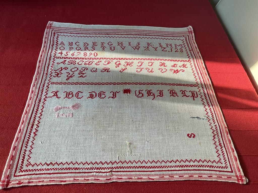 Oude Merklap geborduurd Alfabet. Ca 100 jaar oud, Ophalen of Verzenden, Huis en Inrichting