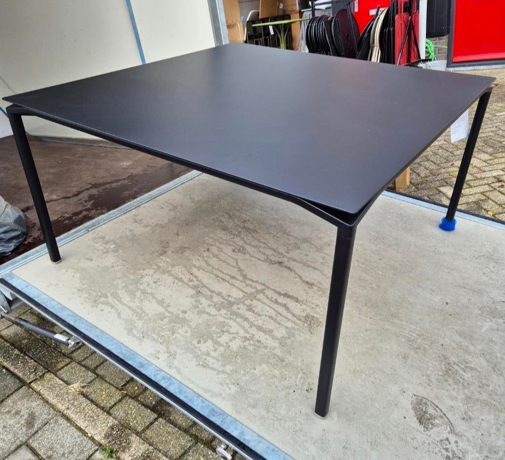 2x demo fermob calvi tafel 140x140 cactus en zwart, Tuin en Terras, Tuintafels, Ophalen, Zo goed als nieuw, Rechthoekig