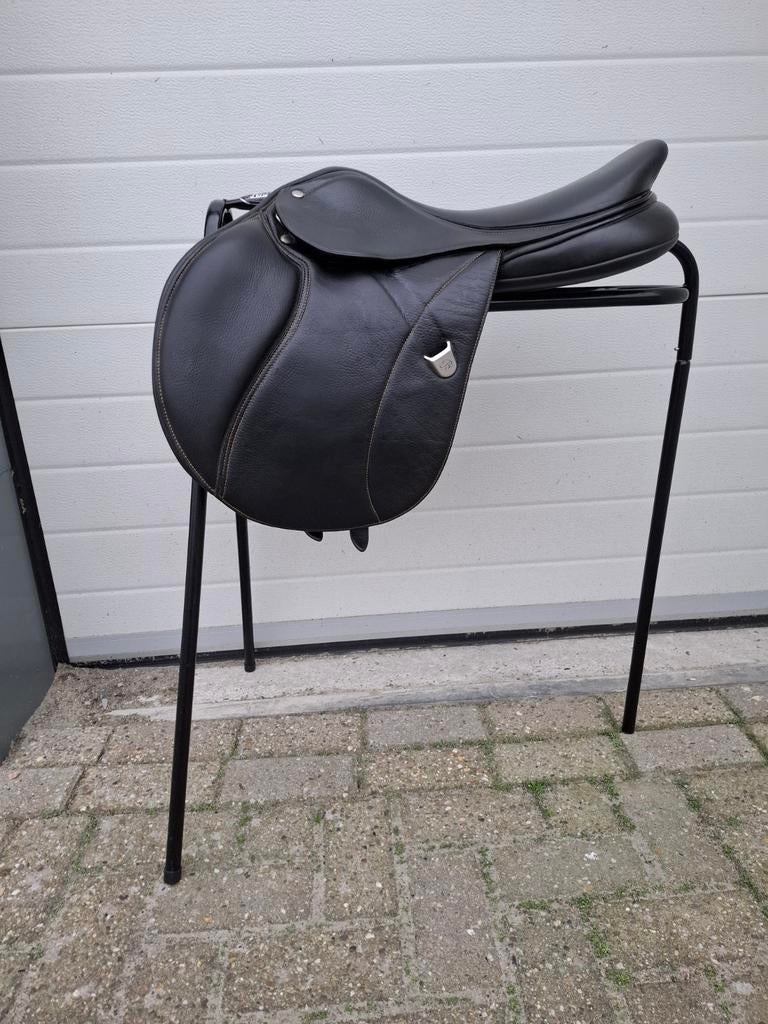 Bates springzadel 17.5, Dieren en Toebehoren, Paarden en Pony's | Zadels, Ophalen of Verzenden, Springen, Zo goed als nieuw