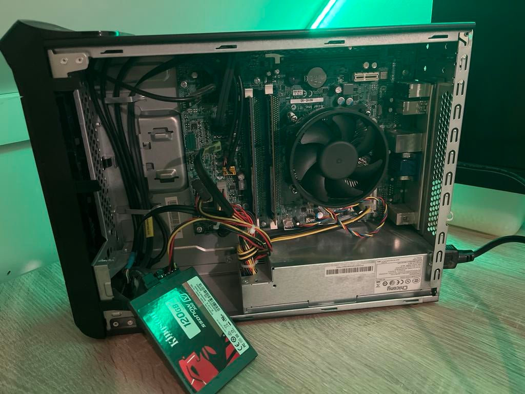PC werkt, geen software - zelf installeren!, Gebruikt, Ophalen of Verzenden, SSD, Onbekend