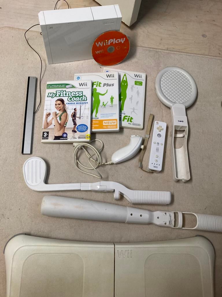 Sportieve wii set, Ophalen of Verzenden, Gebruikt, Met 1 controller, Met games