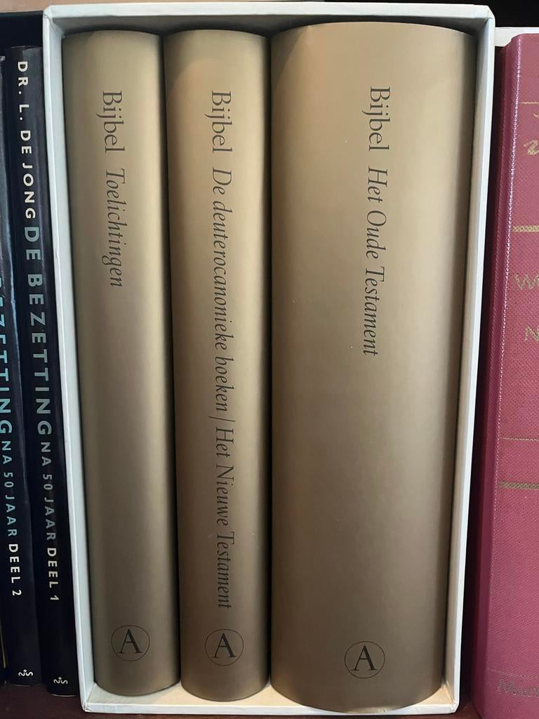 Bijbelset - Oude Testament, Nieuwe Testament, Toelichtingen, Boeken, Ophalen of Verzenden, Zo goed als nieuw, Christendom | Katholiek