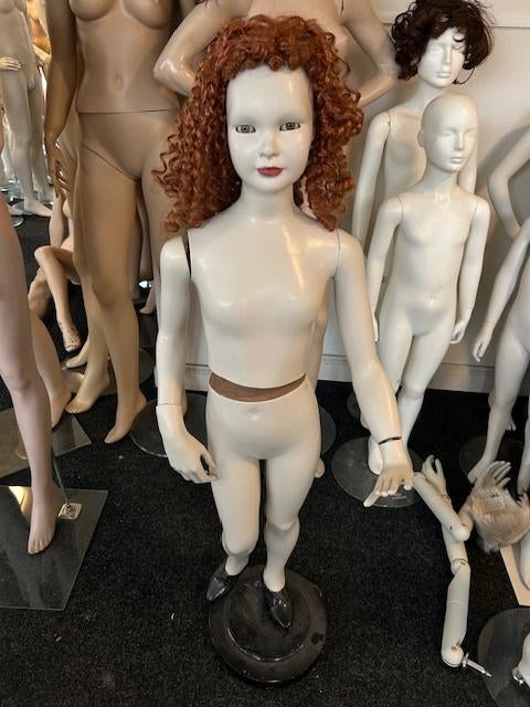antieke kinder etalagapop paspop mannequin met rode pruik, Antiek en Kunst, Curiosa en Brocante, Ophalen of Verzenden