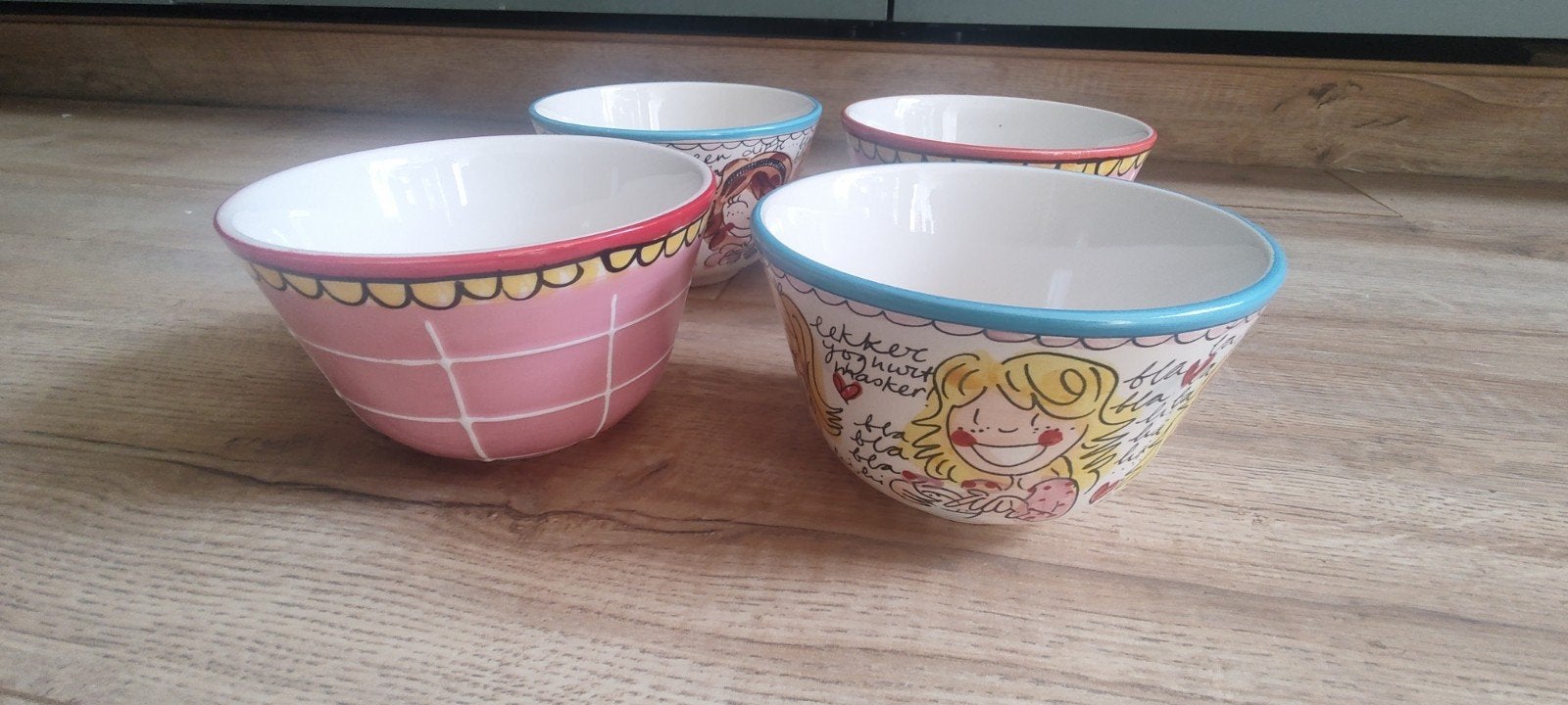 Leuke soepkommen met vrolijke opdruk - 4 stuks, Huis en Inrichting, Keuken | Servies, Gebruikt, Keramiek, Ophalen of Verzenden