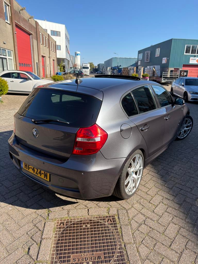 BMW 118i 2.0 E87 LCI | Schuif-/kanteldak | Apk tot 04/2027, Auto's, BMW, 1-Serie, Achterwielaandrijving, 1995 cc, Zwart