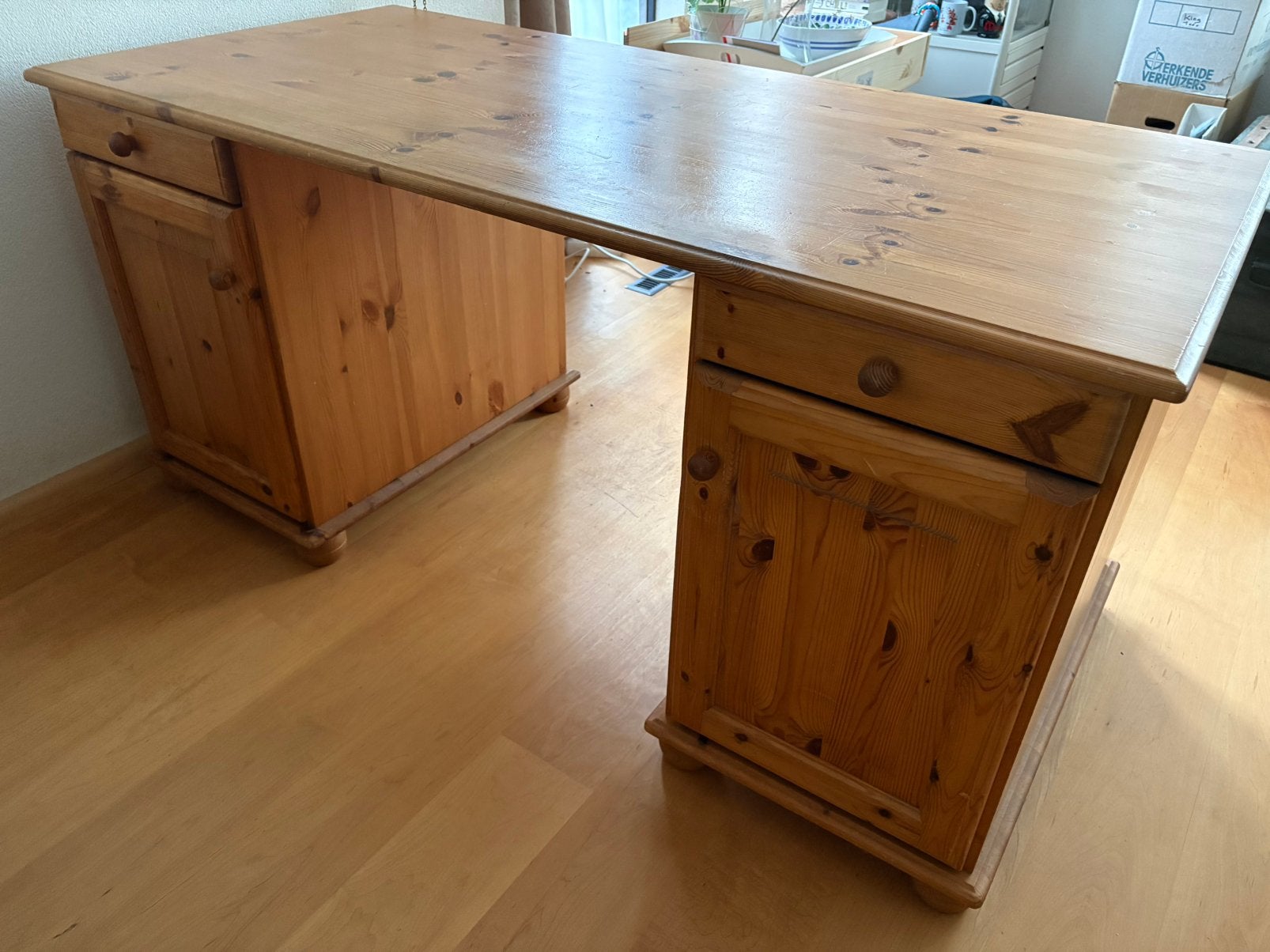 Ruim massief grenen bureau aan 2 kanten te gebruiken, Huis en Inrichting, Ophalen of Verzenden, Gebruikt, Hout, Overige typen