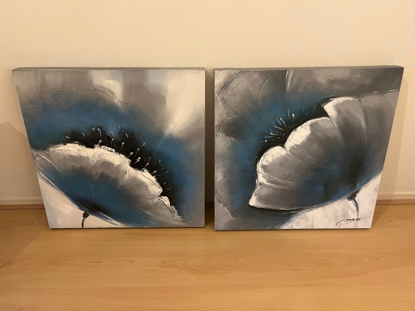 Set van 2 schilderijen met blauwe bloemen 60x60cm, Ophalen, 50 – 75, Zo goed als nieuw, Schilderij