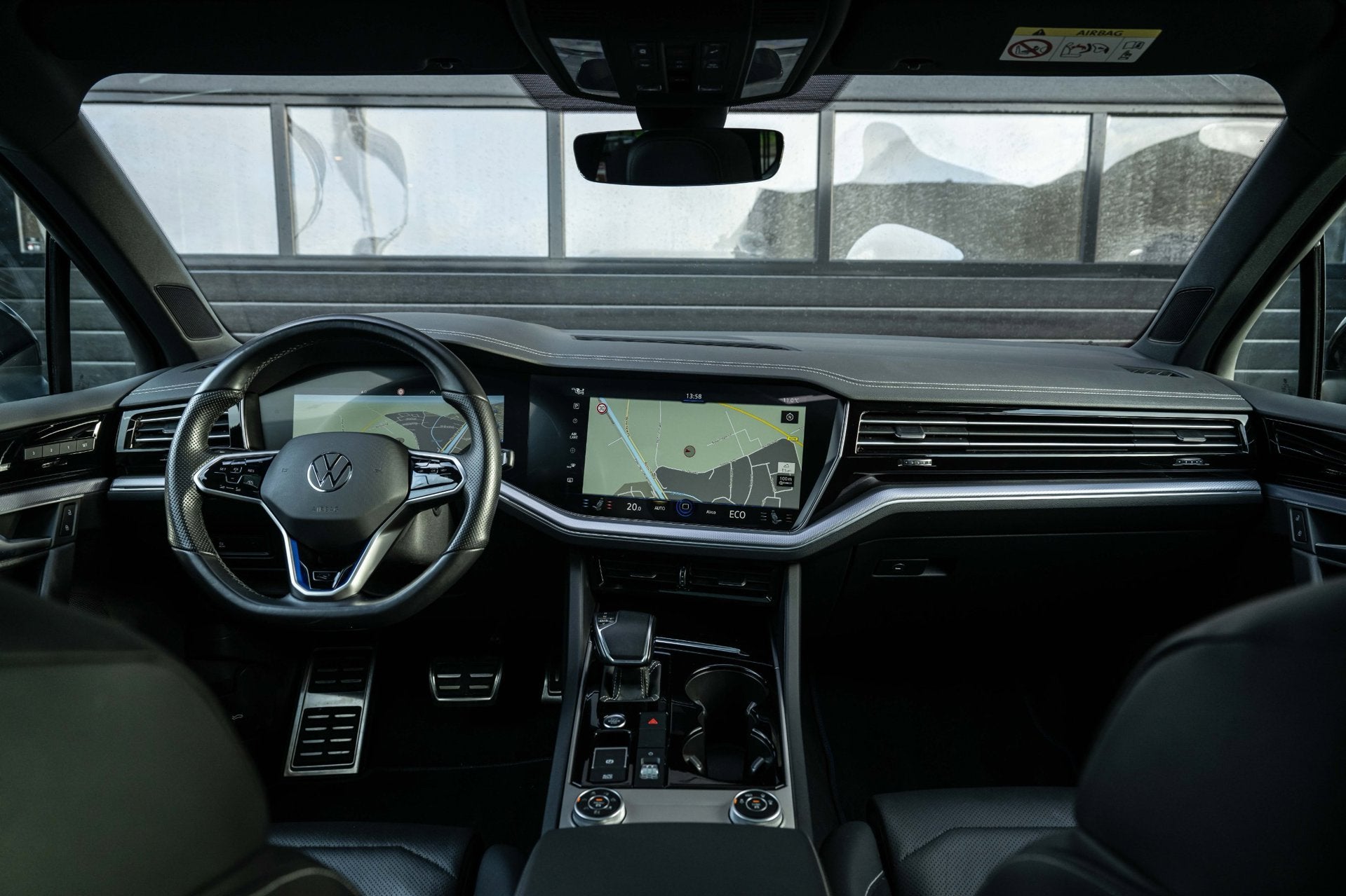Volkswagen Touareg R 3.0 TSi Plug-in 4MOTION 462PK|PANO|HUD|, Auto's, Volkswagen, Gebruikt, Zwart, 2995 cc, 462 pk