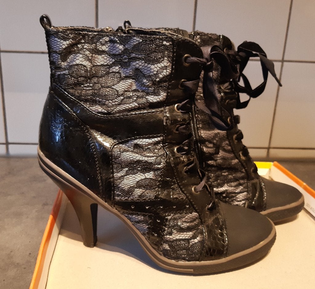 kanten enkellaarsjes mt 40 € 10,00, Zwart, Ophalen of Verzenden, Graceland, Gedragen