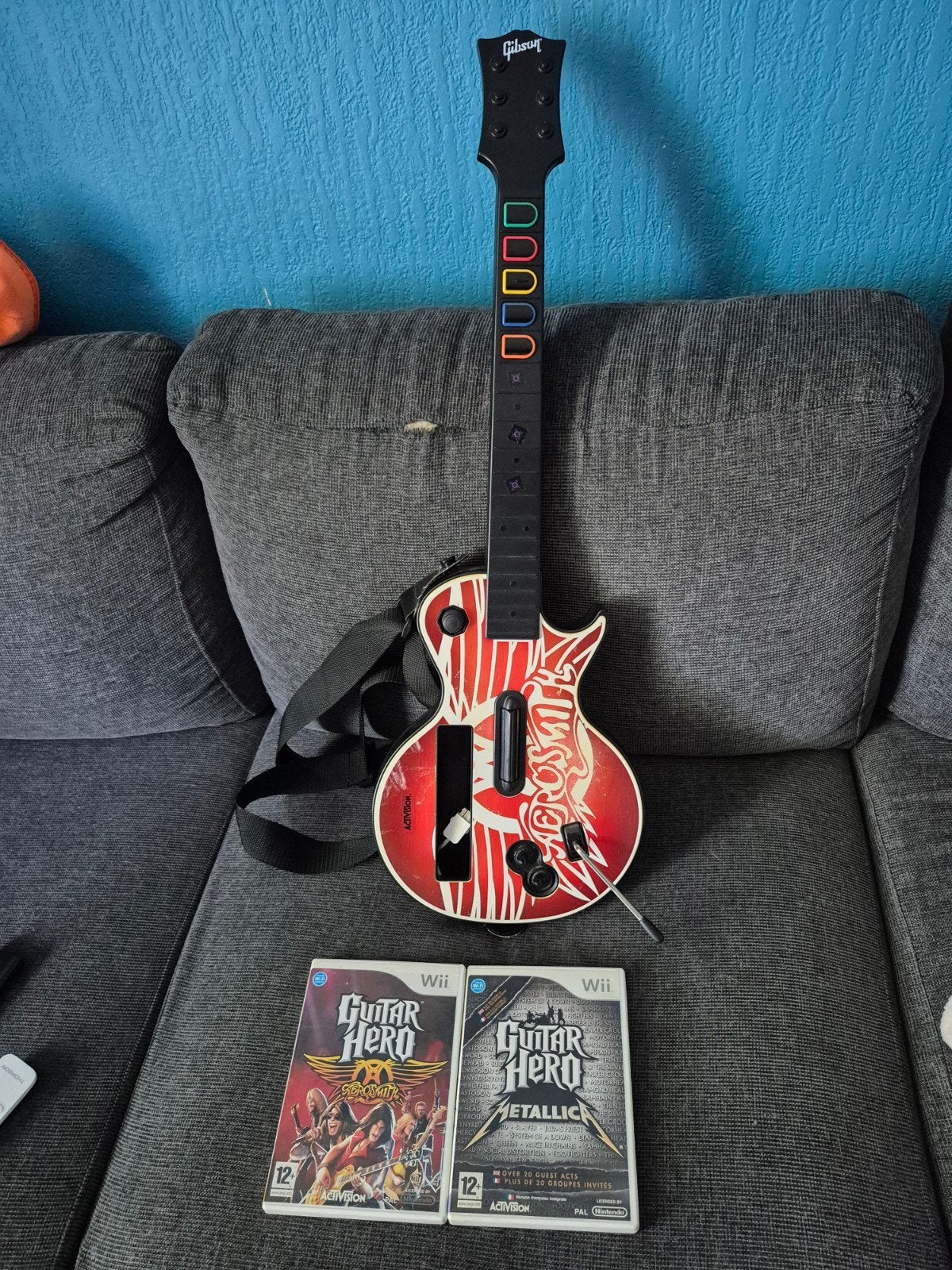 Guitar Hero Wii met 2 spellen en gitaar in goede staat, Spelcomputers en Games, Ophalen of Verzenden